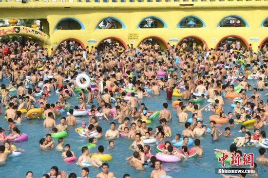 7月16日，重庆持续高温天气，当地一水上乐园内游客如下饺子。中新社记者 陈超 摄