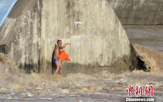 四川旺苍2名钓鱼者被洪水围困无人机投送救生圈
