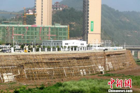 河堤的恢复工程进行不到一半。 高庆国