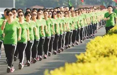  6月25日，河北沧州健步走爱好者在徒步行走。图|新华社