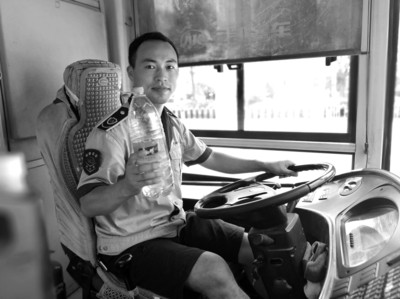 公交车内56℃ 司机叮嘱乘客:先别坐 小心被椅子烫