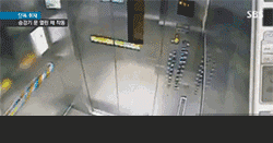 大妈用杯子挡住电梯门  致使小区电梯发生爆炸