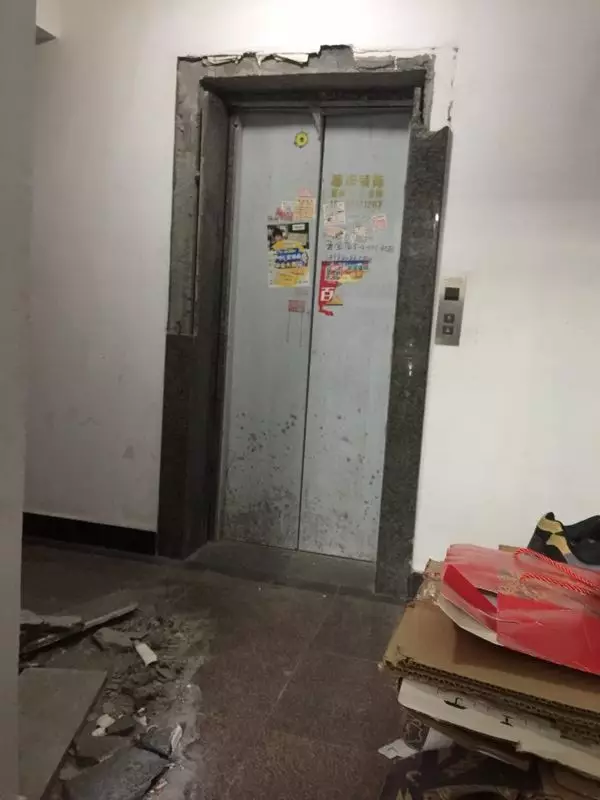大妈用杯子挡住电梯门  致使小区电梯发生爆炸