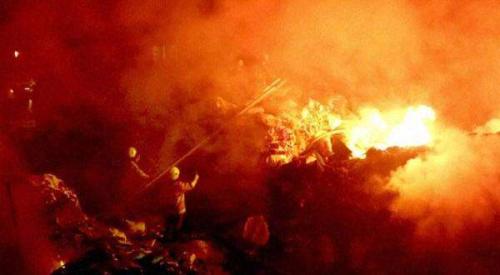 军火库爆炸引发大火。图片来源：美联社