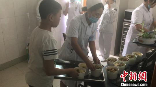 九寨沟地震救灾“小力量”：医院食堂里的小志愿者