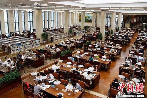 杭州高温图书馆成为市民避暑地