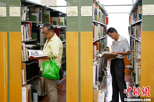 8月11日，市民们正在浏览感兴趣的书目。 <a target='_blank' href='http://www.chinanews.com/'>中新社</a>记者 王远 摄