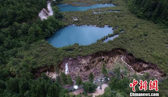 地震中受损严重的九寨沟景点诺日朗瀑布。　刘忠俊 摄