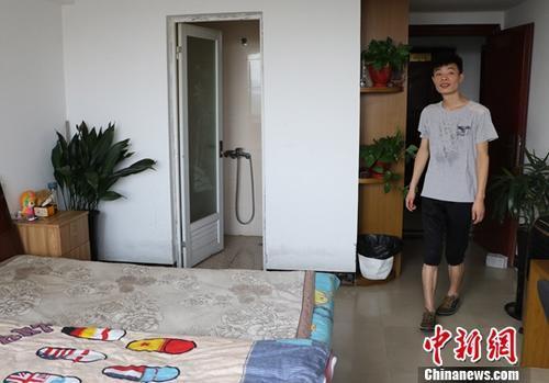 8月9日，台州玉环一名小伙展示自己通过当地租房平台找到的房子。中新社记者 王刚 摄
