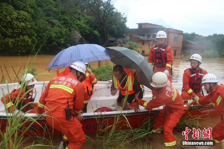 台风天鸽致广西钦州4人被困 水深3米