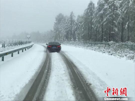 中国“北极”迎今秋首场降雪较去年同季提前37天