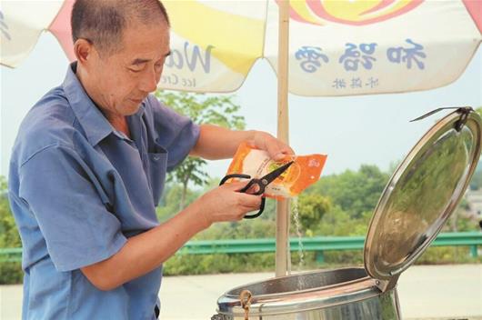 图文：罗田草根男子设免费茶摊四年