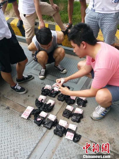 8月25日，柳州市警方在该市新兴收费站高速路口将犯罪嫌疑人钟某抓获，并从轿车后备箱中缴获假币共计30万元。　李庆伟 摄