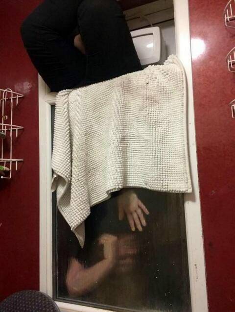 女子被卡约会对象家中厕所窗缝 只为掩盖这件小事