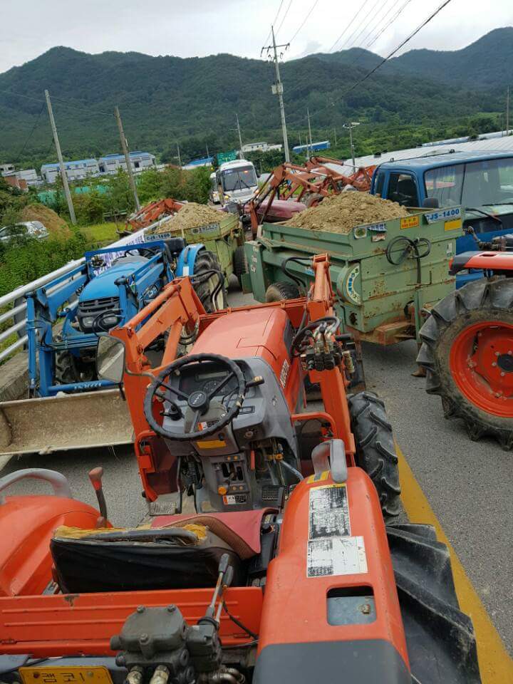韩国部署萨德当地居民拖拉机堵路 上游新闻汇聚向上的力量