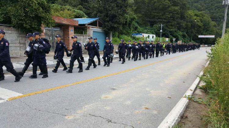 韩国部署萨德当地居民拖拉机堵路 上游新闻汇聚向上的力量