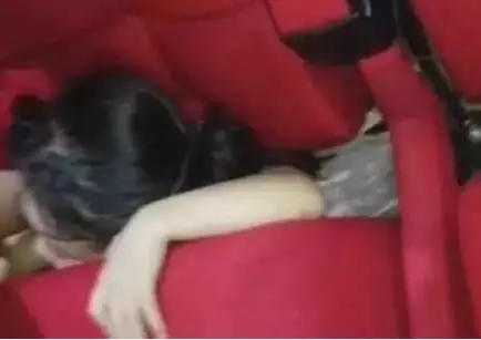 5岁男孩被电影院座椅吞下 露出个脑袋动弹不得!