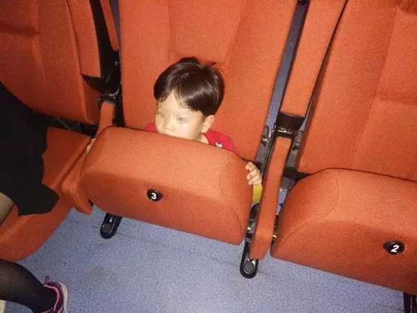 5岁男孩被电影院座椅吞下 露出个脑袋动弹不得!