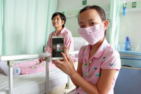 聋哑母亲肺癌住院 10岁女孩当“翻译”照顾妈妈