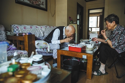 北京老人赴河北燕郊养老:月缴八九千 一铺难求