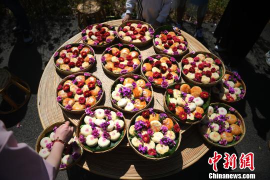 丽江一景区举行吃鲜花月饼比赛共迎中秋佳节