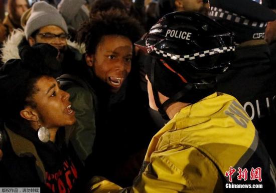 当地时间11月24日，美国芝加哥，当地民众在警察局门口抗议白人警察杰森·戴克射杀17岁非裔青少年麦克唐纳(Laquan McDonald)。