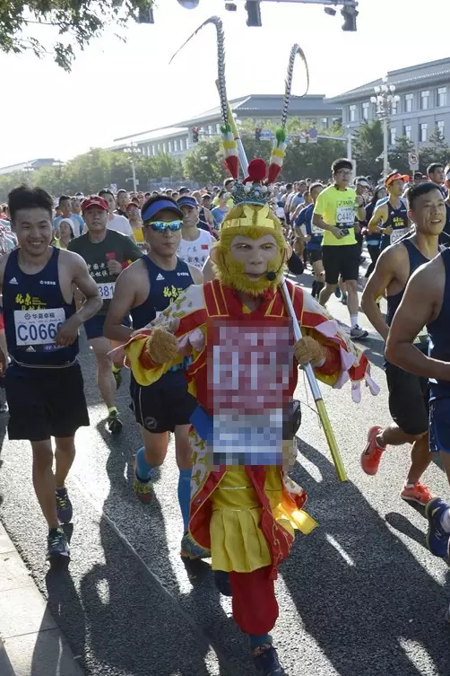 北京马拉松现“套牌” 多人共用同一号码蹭跑