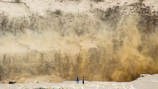 黄河壶口瀑布于7月27日迎来今年最大洪峰 张蕴强摄