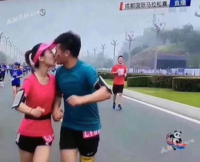 情侣参加马拉松边跑边热吻 网友:心疼后面的小伙