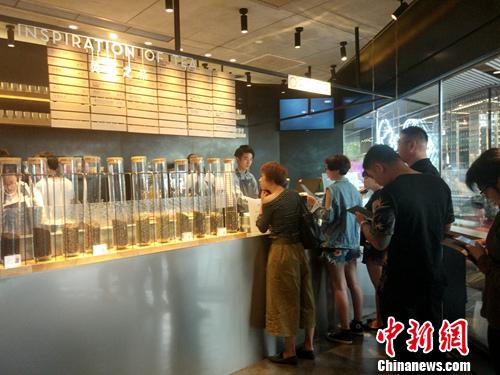 喜茶北京三里屯店内，顾客正在付费点单。<a target='_blank' href='http://www.chinanews.com/' >中新网</a>记者 李金磊 摄