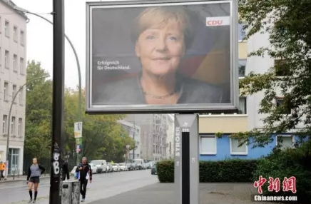 德国大选出口民调显示默克尔连任成功.png