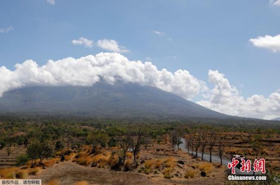阿贡火山是一座位于印尼巴厘岛东部的活火山，海拔3142米，为巴厘岛最高峰，被当地人奉为圣山。图为远眺阿贡火山。