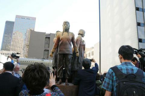 图1 22日，在美国旧金山圣玛丽广场揭幕的一组“慰安妇”少女雕像
