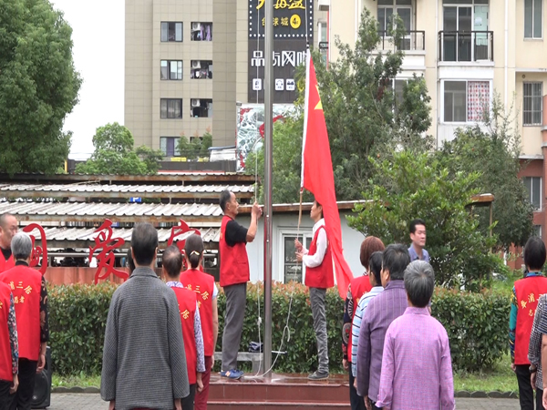 上海一小区每天自发升国旗 部队官兵曾专门指导