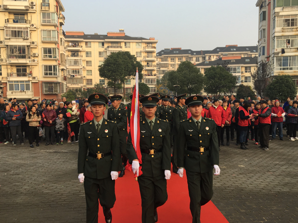 上海一小区每天自发升国旗 部队官兵曾专门指导