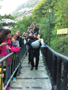 10月6日，一孕妇在爬华山途中身体不适，执勤民警接力将她抱上缆车，送医就诊