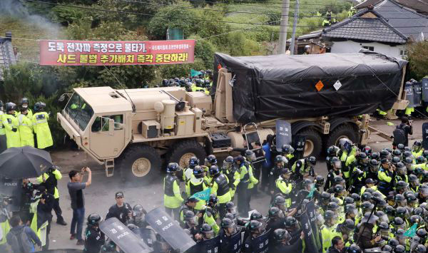 图5  9月7日，在韩国庆尚北道星州郡，“萨德”相关装备被运往部署地。新华社