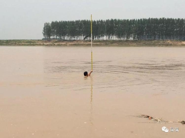 男子黄河边劝阻游泳者6年:不听就下水以身试险