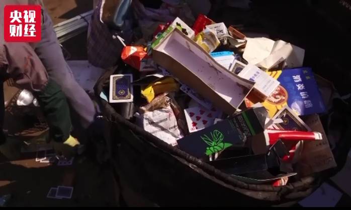 记者注意到，目前废品站收的最多的就是废纸。除了用过的纸箱、报纸等，一些毫不起眼的烟盒、彩票等都被收集起来卖掉。
