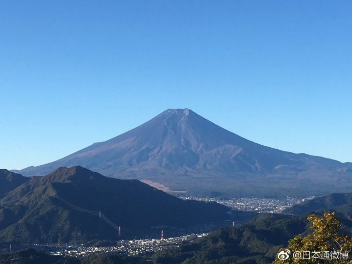 在迎来初冠雪仅仅一周后,富士山山顶的积雪竟然消!失!了!
