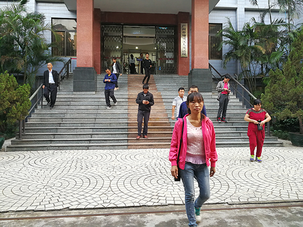 2017年11月2日下午庭审结束后，被害人家属陆续走出法院。 澎湃新闻记者 朱远祥 图