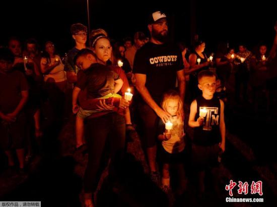 当地时间11月5日，美国得克萨斯州南部一处教堂发生枪击事件。事件已经造成至少27人遇难，另有20多人受伤。事件发生后，当地民众手持烛光，为遇难者默哀。