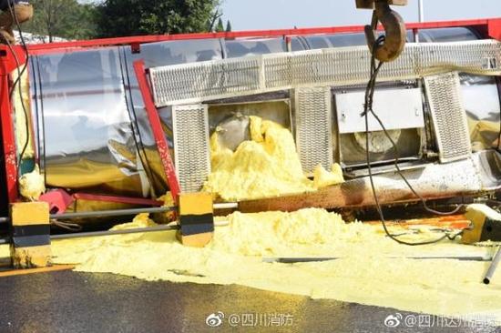 四川一化工园30吨硫磺车侧翻泄漏 事故原因不明