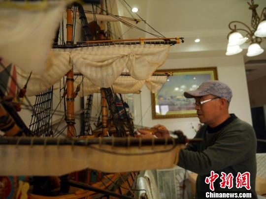 赵金龙用几年的时间制作了10余艘战船。　苍雁摄