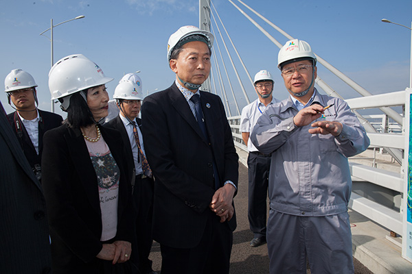 日本前首相鸠山由纪夫参观港珠澳大桥 将纪念