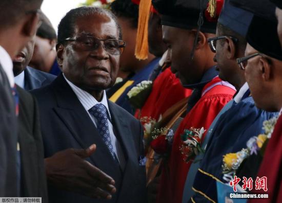 据外媒报道，自11月15日津巴布韦政局突变后，总统穆加贝首度公开露面，他11月17日在首都哈拉雷出席了一场毕业典礼仪式。津巴布韦近日政局突变，该国军方15日宣布采取行动，控制总统穆加贝及其家人，但否认发动“政变”。穆加贝据称被软禁在私人官邸“蓝宫”，但拒绝下台，坚持要完成当前任期。有消息显示，军方将领正计划组成过渡政府，推举上周被撤职的前副总统姆南加古瓦任临时领导人，多名反对派领袖已获邀请加入政府。11月16日，津巴布韦总统穆加贝与津国防军司令康斯坦丁·古韦亚·奇文加见面并会谈。