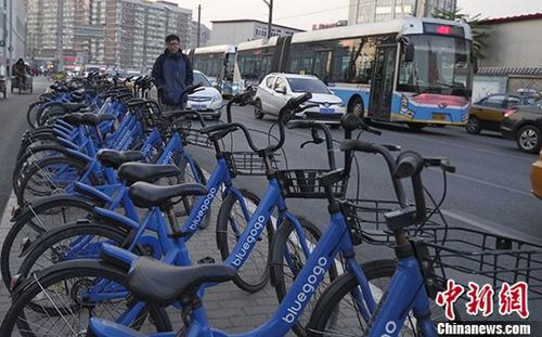 11月16日，北京街头的“小蓝单车”。公开资料显示，“小蓝单车”公司成立于2016年10月，注册资金为2800万元，于2017年1月完成4亿元A轮融资，曾一度占据行业第三。该公司自9月起被曝押金难退，15日更曝出在北京总部的办公场所已人去楼空，公司已解散。16日晚间，小蓝单车CEO李刚今晚发布公开信，称小蓝单车与拜客出行达成了战略合作，将由拜客出行全权代理小蓝单车未来的运营。 中新社记者 贾天勇 摄