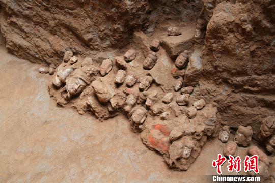 泥塑佛像出土全景。陕西省考古研究供图