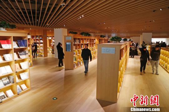 “光的空间”新华书店正式亮相上海爱琴海购物公园。　殷立勤 摄