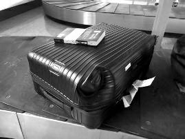 乘客5980元购买的行李箱被压变形 东航:赔偿200元